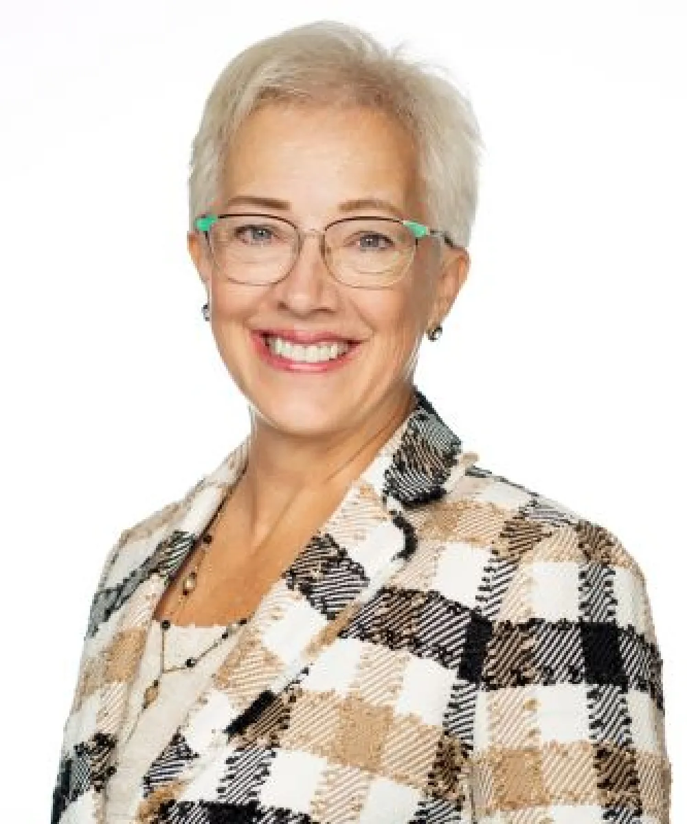 Kim Hart headshot